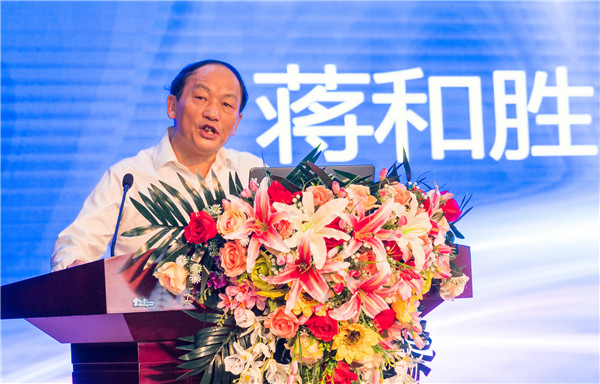 四川大學(xué)黨委委員、經(jīng)濟(jì)學(xué)院教授委員會主席、博導(dǎo)蔣和勝教授作了《當(dāng)前宏觀經(jīng)濟(jì)形勢與產(chǎn)業(yè)轉(zhuǎn)型升級》專題講座.jpg